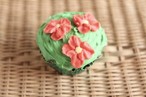 Piped flower cupcakes by Cupcaketeer